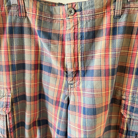 IZOD Men’s Cargo Plaid Shorts - Picture 2 of 4